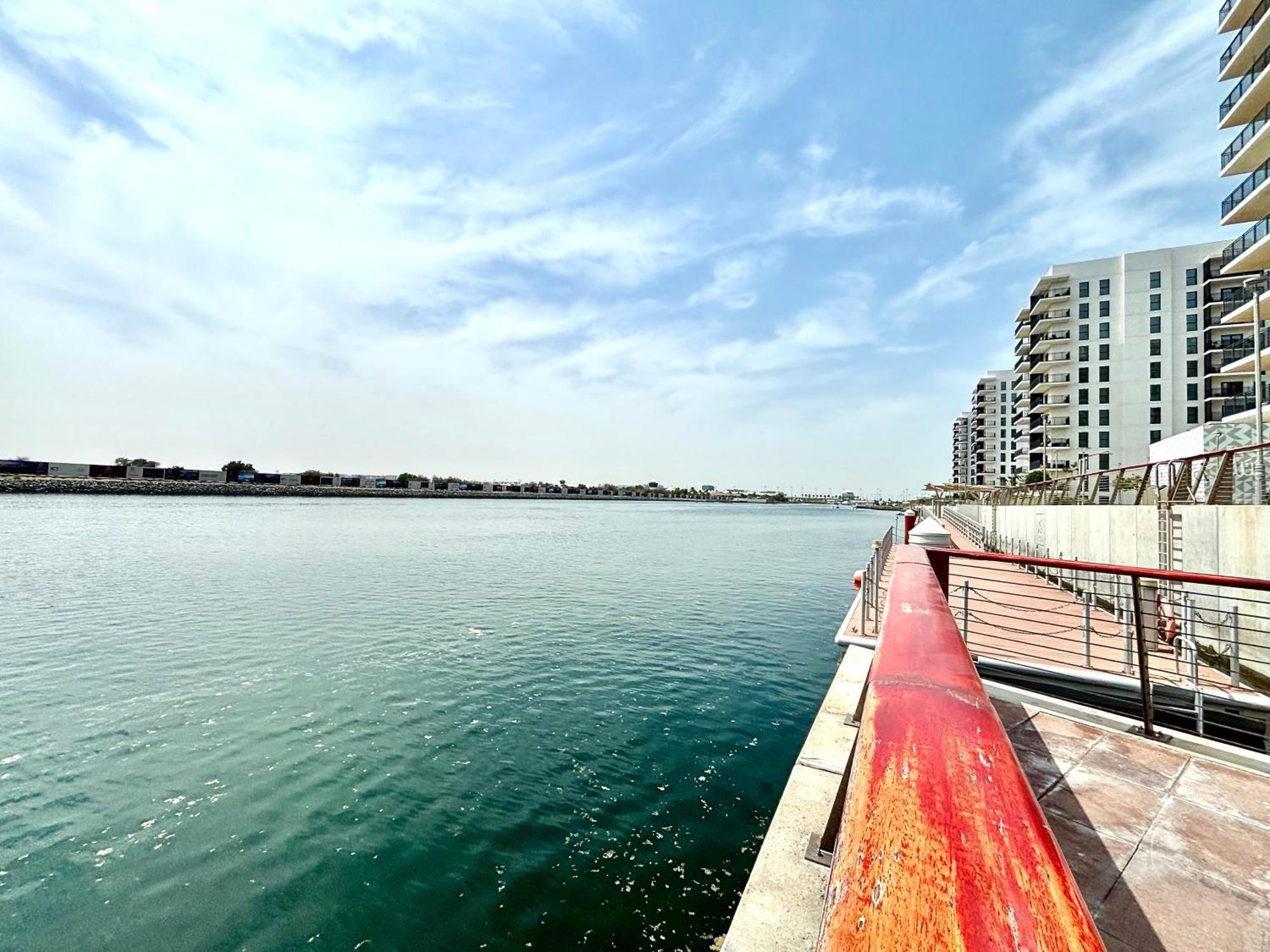 Apartment Luxury 2br, Yas Island By Ferrari World & Yas Mall *